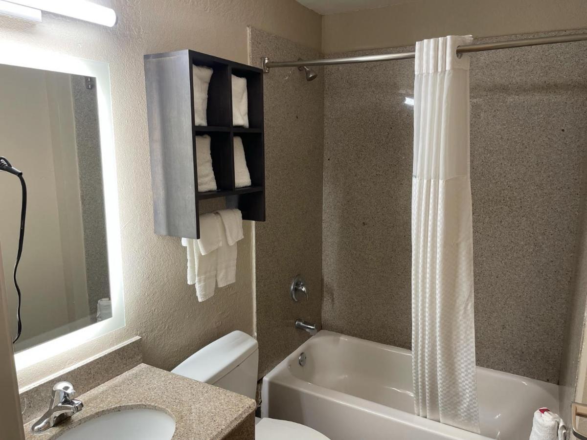 מלון Super 8 By Wyndham San Antonio Downtown Ne מראה חיצוני תמונה